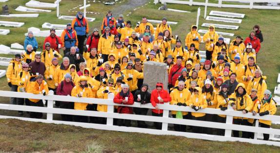 Todos reunidos no cemitério de Grytviken para uma homenagem a Ernest Shackleton, na Geórgia do Sul